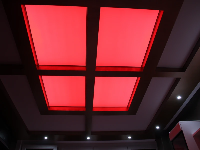 Преимущества натяжных потолков с LED-подсветкой для создания уютной атмосферы