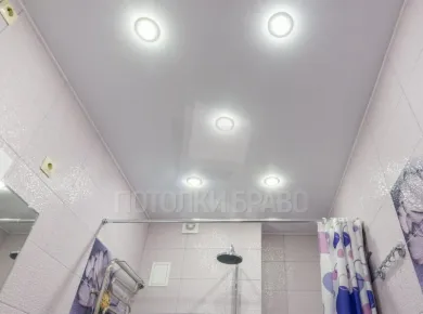 Преимущества натяжных потолков для ванной комнаты