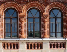 Дизайн пластиковых окон для старых домов: как сохранить исторический облик